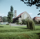 119273 Gezicht op de Tuindorpkerk (H.F. van Riellaan 5a) te Utrecht, met links de Prof. Suringarlaan.
